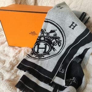 Hermès Cashmere Gray and Black Men's Scarf IN BOX!